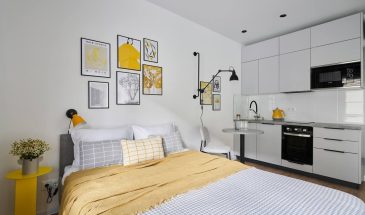 Маленькая квартира-студия 20 м2 в ЖК Митинский лес в Москве. Светлый интерьер в скандинавском стиле с желтыми акцентами. Комплектация для сдачи в аренду. Бюджет обстановки (доработка отделки от застройщика ПИК, мебель, техника, текстиль, декор) 881 тыс. рублей.