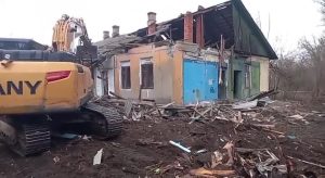 Аварийный жилой барак демонтируют в Кашире