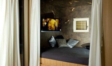 Зонирование кровати с помощью штор