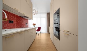 Квартира-студия 28 м2 в ЖК Родные просторы в Краснодаре. Инвестиционный ремонт с предчистовой отделки и полная комплектация. Проходная кухня и кровать в нише. Светлый интерьер с красными и оливковыми акцентами в отделке и мебели. Бюджет (чистовые материалы без работы мастеров, мебель, техника, текстиль, декор) 1,3 млн. рублей.