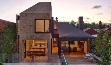 Австралийская студия Matt Gibson Architecture   Design расширила террасный дом 19-го века в Мельбурне, добавив две контрастные кирпичные пристройки, выполненные в архитектурном стиле декоративно-прикладного искусства. Длинный узкий дом был расширен, чтобы лучше вместить семью из семи человек.