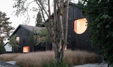 Обугленная древесина обрамляет открытые бетонные интерьеры этих двух соединённых домов в Германии, спроектированных местной студией Buero Wagner.