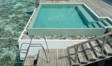 Когда я сижу здесь у моря и прислушиваюсь к волнам, с плеском разбивающимся об этот берег, я чувствую себя свободным от всех обязательств.