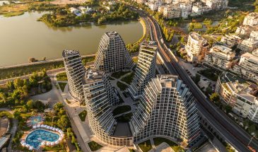 Голландская студия JA Joubert Architecture завершила строительство серии волнообразных многофункциональных башен на берегу озера в Тиране, Албания.