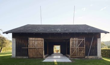 The Box in the Barn / Facha architekti
