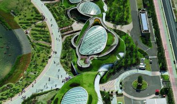 Расположенный в заливе Хаката в Фукуоке, Island City , искусственный остров, построенный национальными и местными органами власти и частными лицами, с контейнерными портами, деловым центром и жилой зоной. Этот последний элемент включает в себя «экологически чистые зеленые парки», главным из которых является центральный парк острова, также известный как парк Грин Грин, спроектированный Toyo Ito.