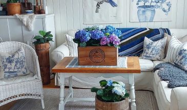 Хозяйка этого дома в Норвегии бережно хранит семейные вещи с историей. Их тут масса. На последнем фото стол и стулья бабушки хозяйки. Этому комплекту мебели более 120 лет и он пережил уже несколько аккуратных реставраций.