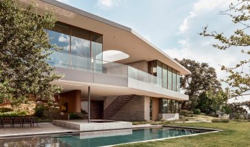 Местная студия Alterstudio Architecture совместила отделку дерева и камня в жилом комплексе City Park Residence на склоне с видом на Остин, штат Техас, США.