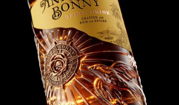 Агентство Stranger & Stranger разработало упаковку для пряного рома Anne Bonny