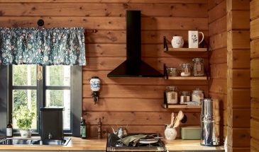 Семья Раджахалме из Финляндии раньше жила в отдельном доме площадью 100 квадратных метров, но вместо современных удобств хотела более простой жизни. Новый бревенчатый дом на земле бывшей конопляной фермы отапливается дровами, а вода берется из собственного колодца.