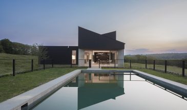 Фермерские постройки послужили основой для дизайна дома в Стэнфордвилле в Нью-Йорке от американской студии Desai Chia Architecture, который отличается облицовкой из обожжённого кедра и скульптурным ландшафтом крыши.