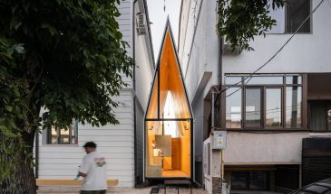 Румынская архитектурная студия Vinklu втиснула в пространство между двумя жилыми зданиями в Бухаресте крошечное кафе простой формы, напоминающее японские придорожные святилища.