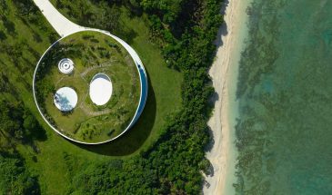 Японский архитектор Соу Фудзимото построил изогнутый дом для отдыха под ухоженным садом на острове Исигаки, Япония, для гостиничной сети Not A Hotel.