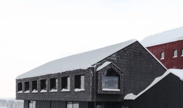 Норвежская архитектурная компания Reiulf Ramstad Arkitekter завершила первую и вторую очереди горнолыжного курортного поселка в Мосетертоппене, состоящего из красочных зданий и выступающих окон.