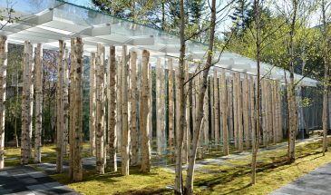 На острове Хонсю в живописной долине у подножия горы Асасма  одного из самых активных вулканов Японии в лесистой местности Кенго Кума построил небольшую часовню площадью 66 кв.метра.