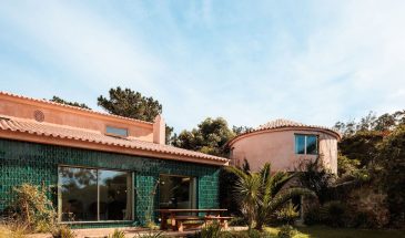 Палитра глянцевой зелёной плитки и штукатурки терракотового оттенка характеризуют гостевой дом AIP House Azóia, созданный португальской студией Joāo Tiago Aguiar Arquitectos.