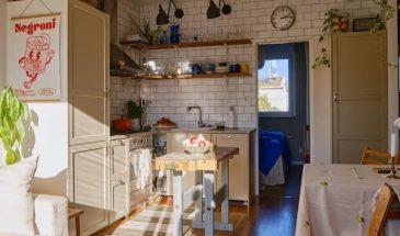 Однокомнатная квартира площадью 36 м² в Стокгольме наполнена яркими принтами, небольшими цветовыми акцентами на мягком нейтральном фоне.