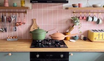 Розовая плитка как акцент на кухне
