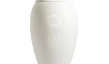 Spotify и Liquid Death создали музыкальную колонку-урну для умершего