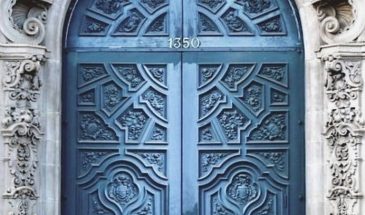 Двери в оттенках синего с разных уголков мира