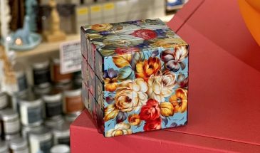 Коллаборация кубик Рубика и жостовской росписи: классическую головоломку оформили традиционными цветочными орнаментами народного промысла