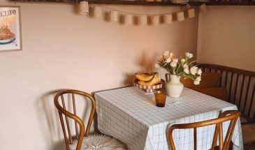 Оригинальное решение — полочка из старой лестницы на обеденным кухонным столом.