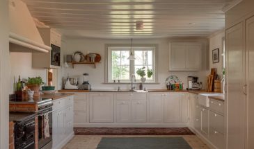 Дом на севере Стокгольма, где история встречается с современным комфортом.