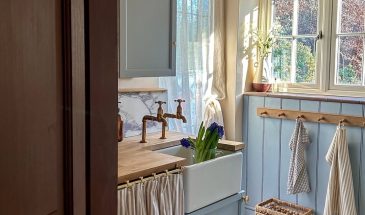 Модные голубые оттенки в деталях уютного дома с винтажной атмосферой и красивыми цветочными обоями в спальне