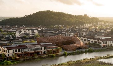 Студия Kengo Kuma and Associates закончила Музей глины UCCA в Китае, придав зданию сложную остроконечную форму, облицованную плиткой ручной работы.