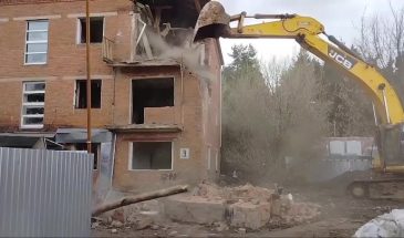 В Звенигороде сносят аварийный жилой дом