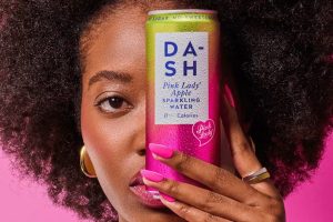Cтудия Horse разработала упаковку для лимитированной коллаборации напитков DASH Water и Pink Lady Apples