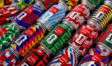 Coca-Cola выпустила коллекционную серию банок к чемпионату мира FIFA, вдохновлённую футбольными джерси