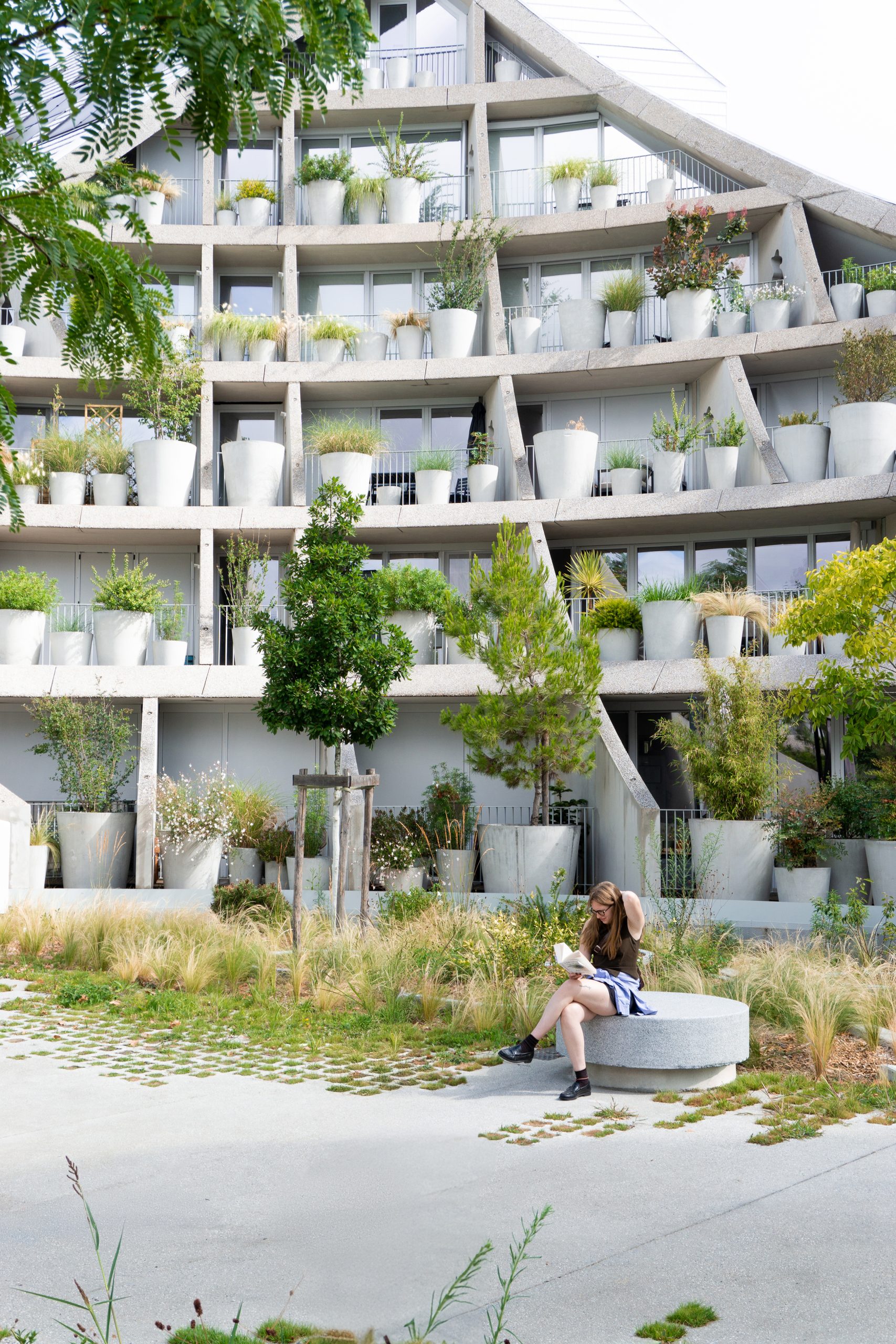 Вид с лоджии на зелёный двор (Paul Lefevre / MVRDV)