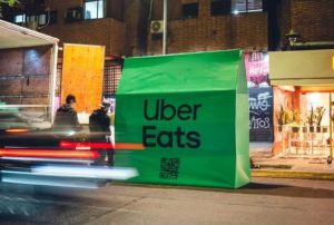 Uber Eats упаковал рестораны в Аргентине в гигантские пакеты для доставки