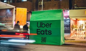 Uber Eats упаковал рестораны в Аргентине в гигантские пакеты для доставки