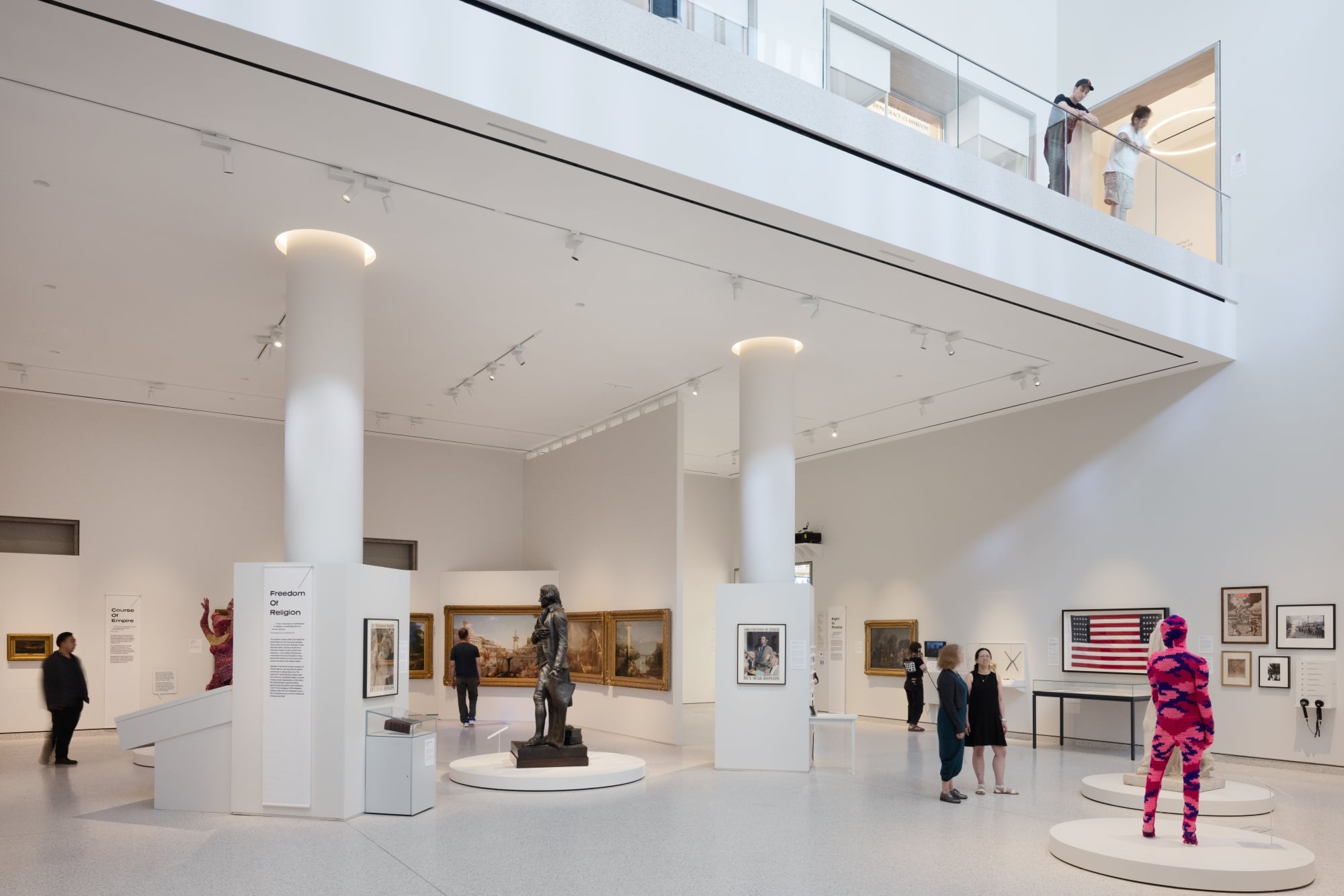 Трёхсветная галерея Klingenstein Family Gallery — главный выставочный зал крыла (Фото Bridgit Beyer / New-York Historical)