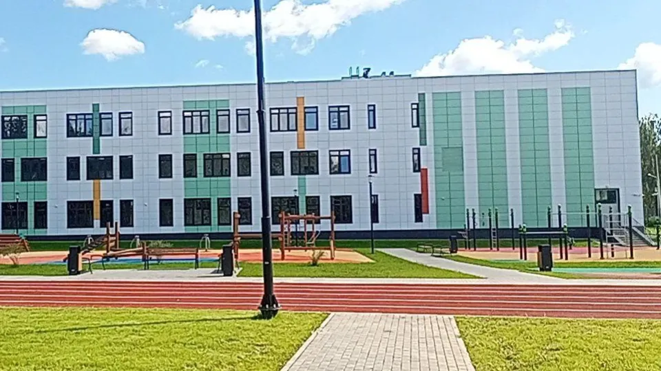 Фасад новой школы в Барыбино