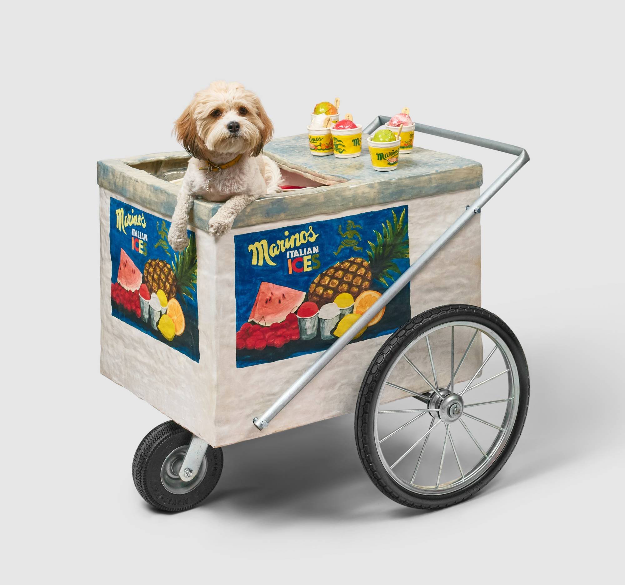 Керамическая скульптура «Marino’s Italian Ice Cart» (2024) Стефани Ши