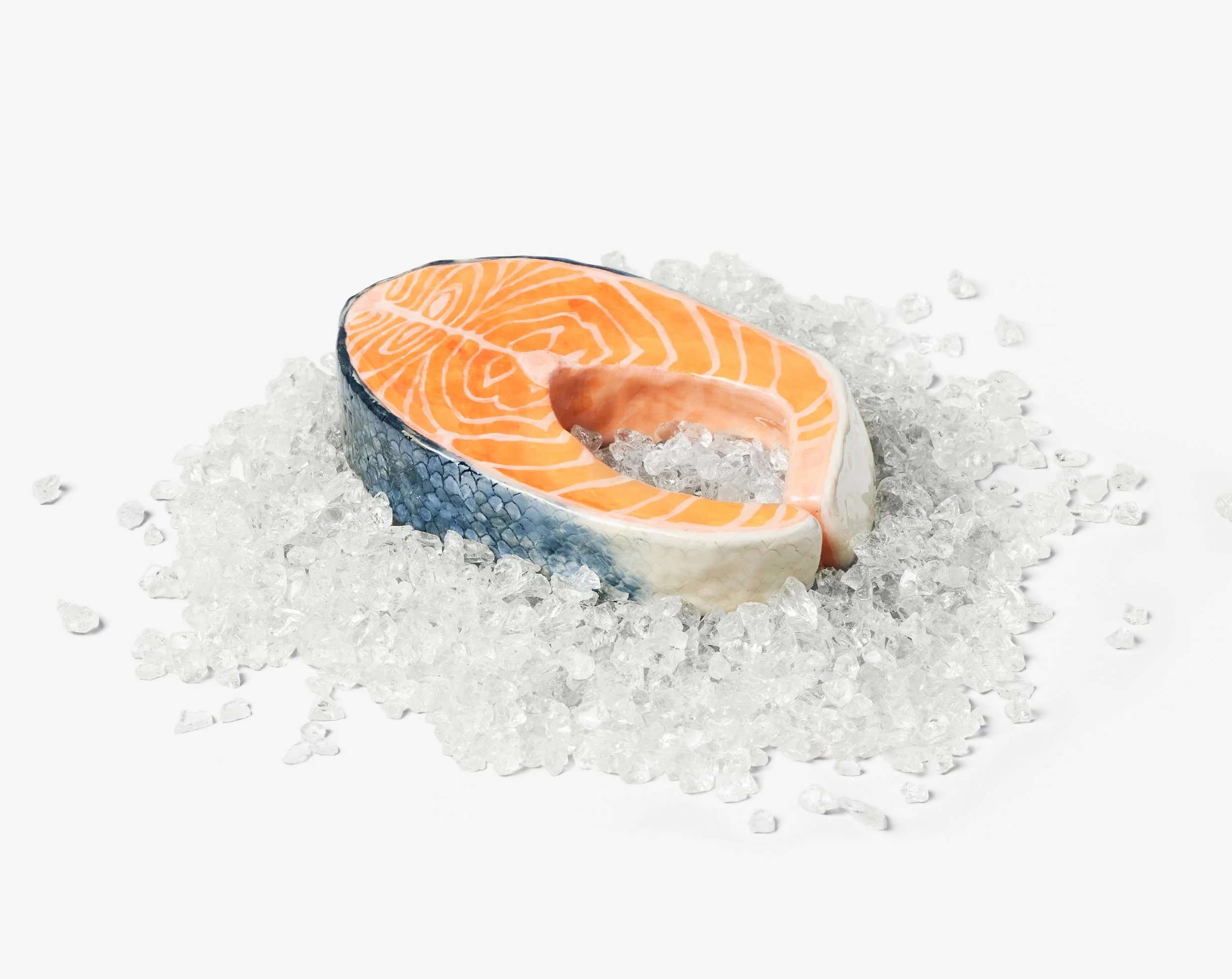 Керамическая скульптура «Salmon Steak on Ice» (2021) Стефани Ши