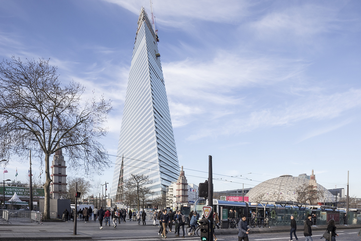 Башня Tour Triangle, вышедшая на полную высоту 180 м