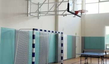 В школе настоящий рай для юных спортсменов  внутри есть сразу два спортивных зала. Подсняли для вас самый большой из них, который располагается на втором этаже.