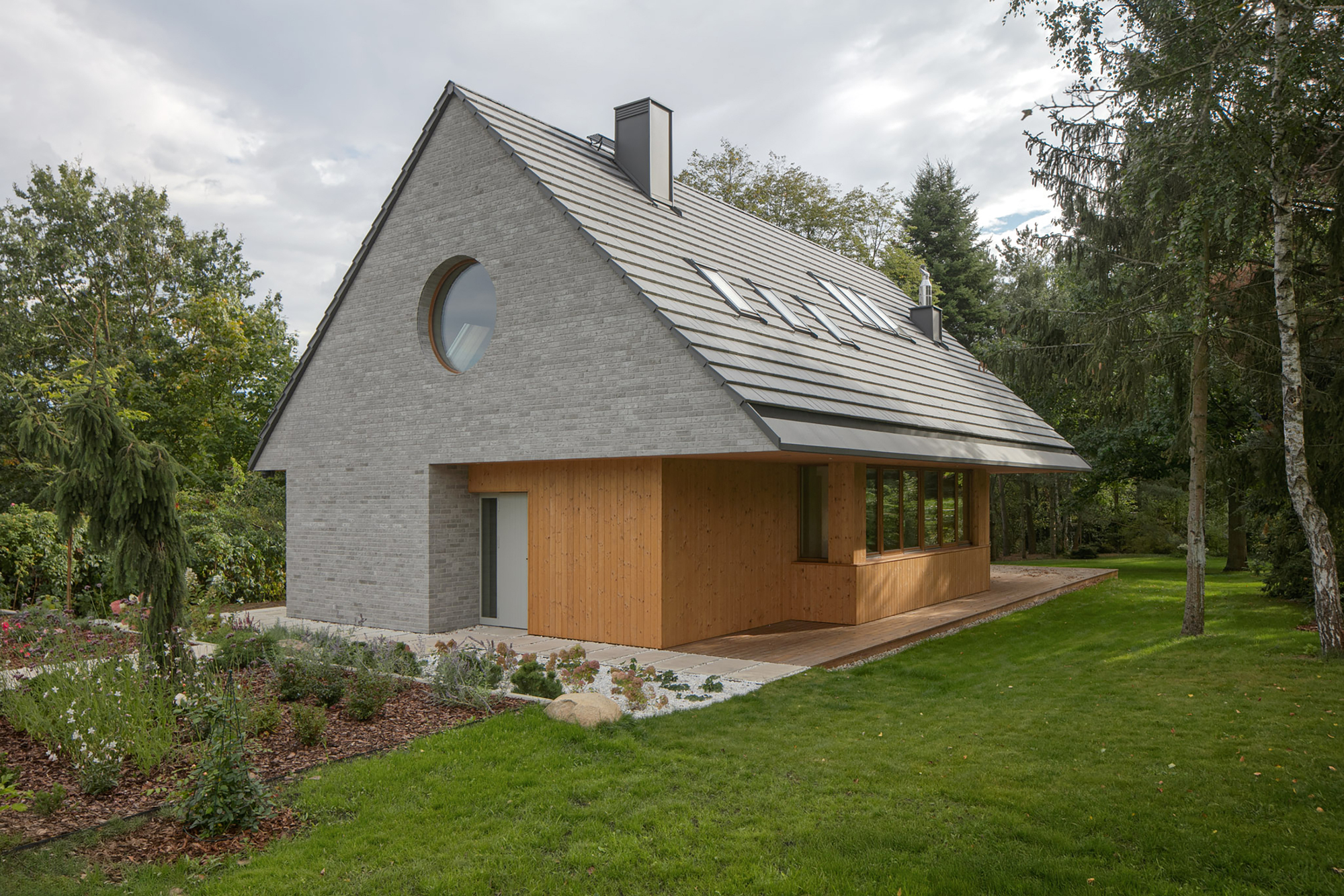 Elementary House / YUMI Architekci
