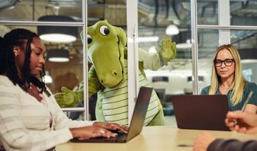 Crocs представила своего первого маскота