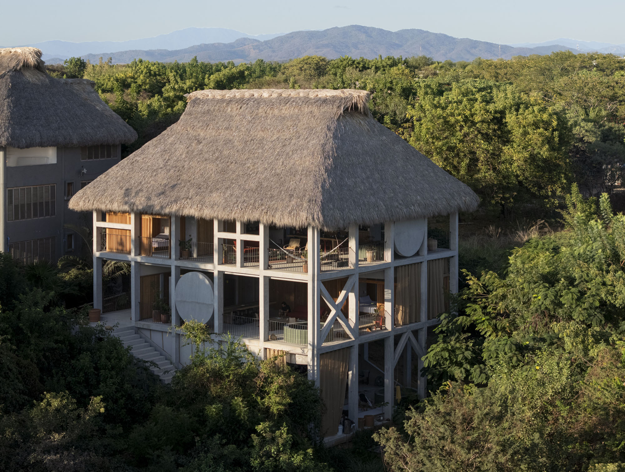 Фасад и открытые галереи Casa Eva. Фото: Cesar Belio