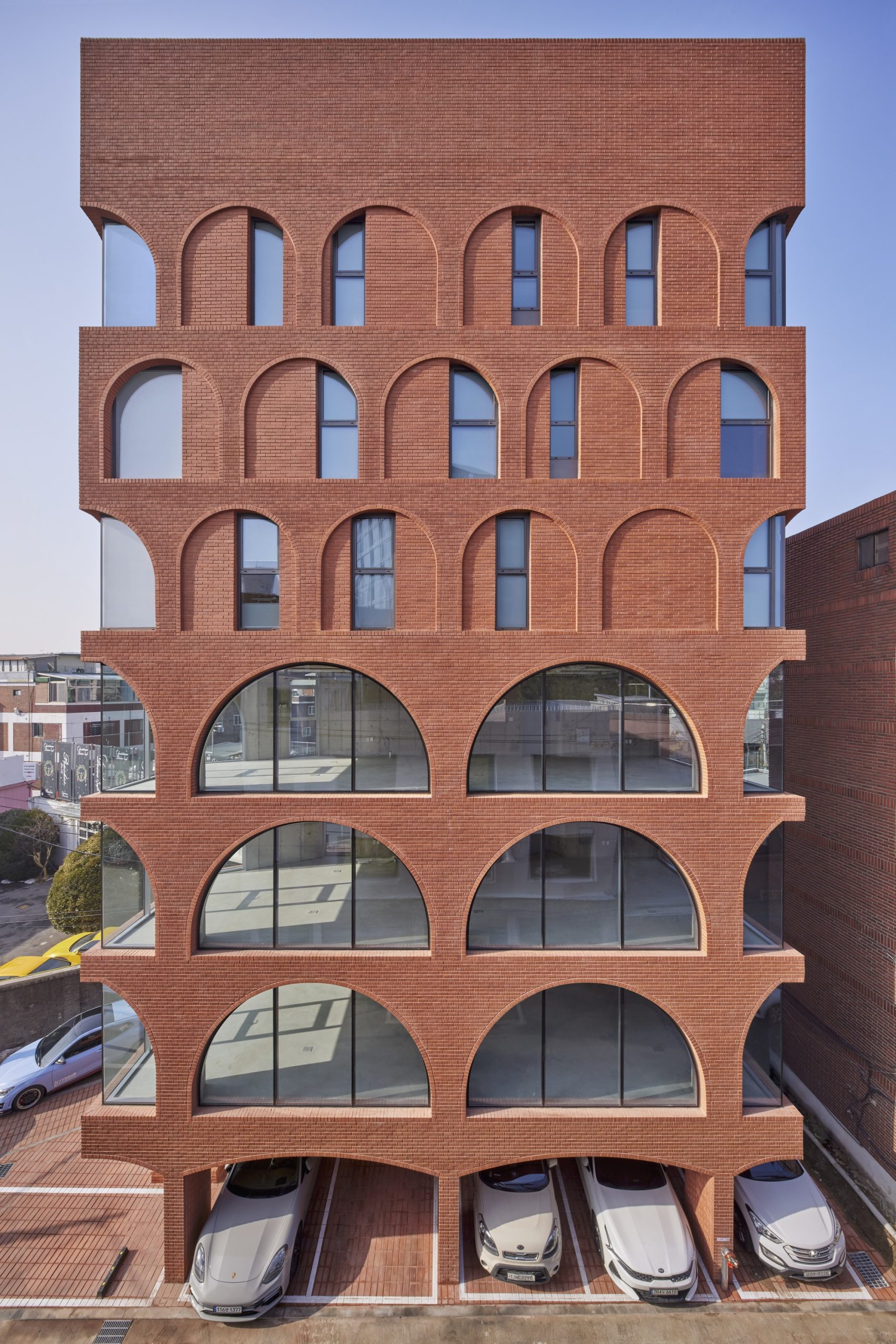 Многофункциональные пространства внутри здания. Фото: ArchDaily