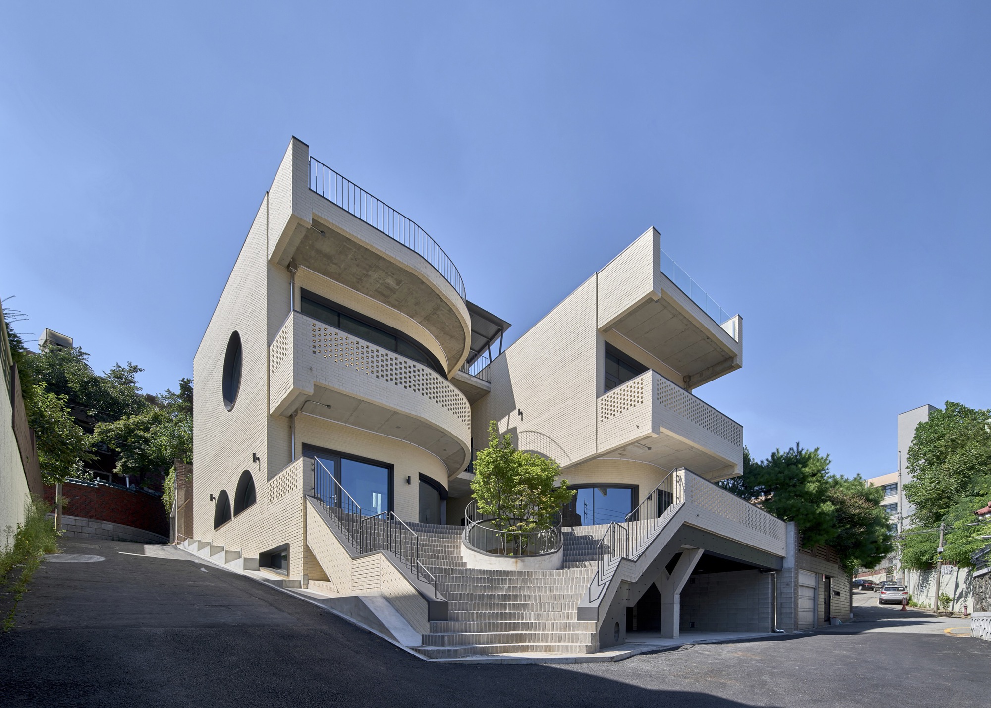 Вертикальное соседство жилья, торговли и культуры. Фото: ArchDaily