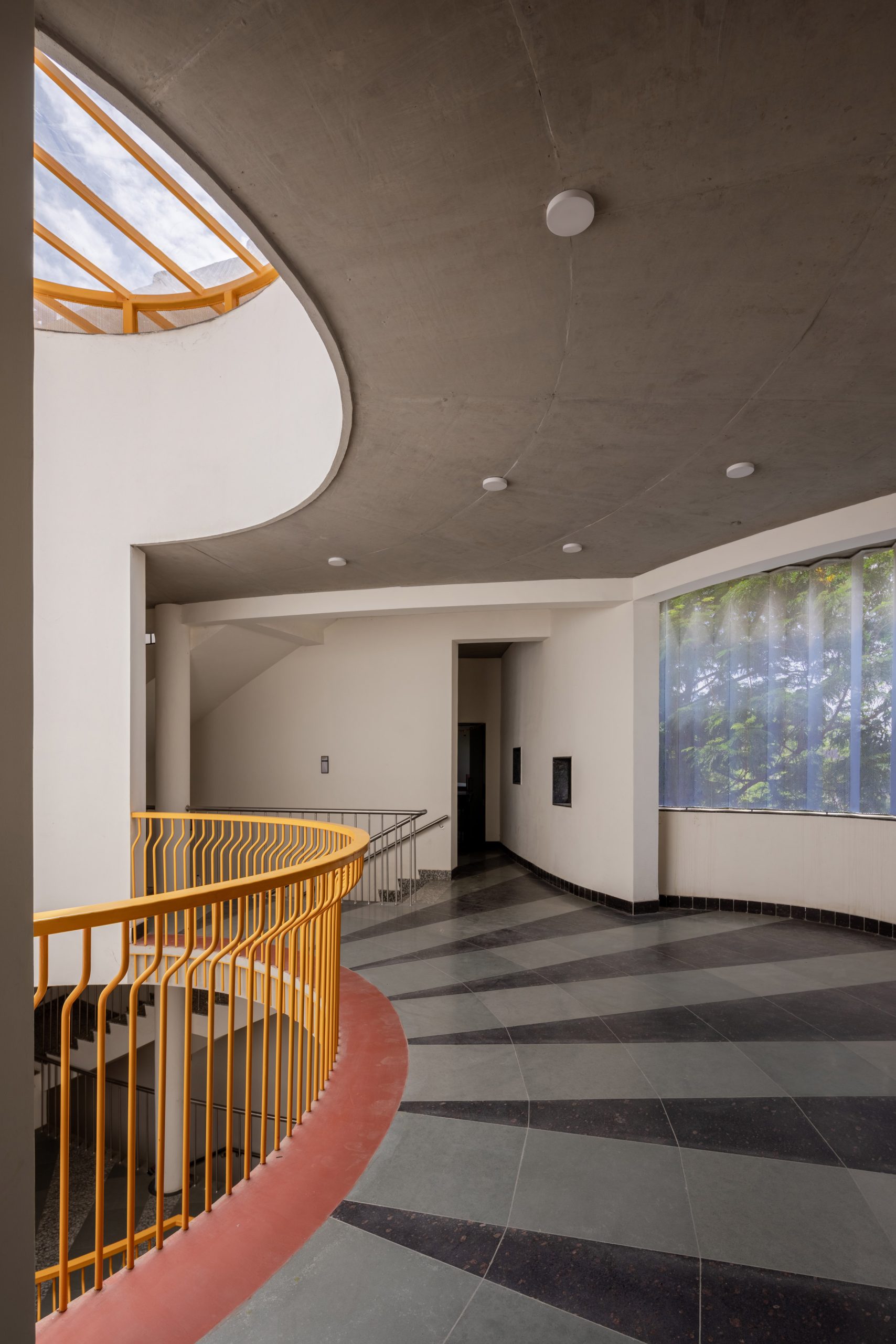 Изогнутые галереи вокруг атриума. Фото: Habitat Collaborative
