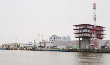 OYO Architects подняла стальной офис над складом в порту Остенде