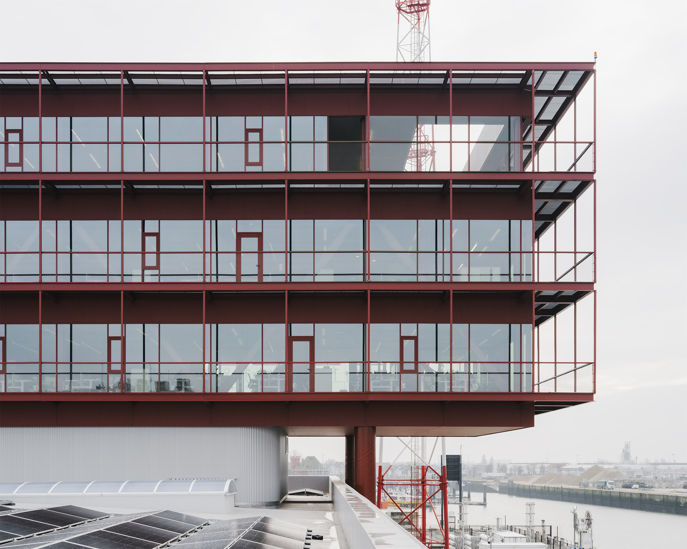 Красная стальная конструкция в интерьере