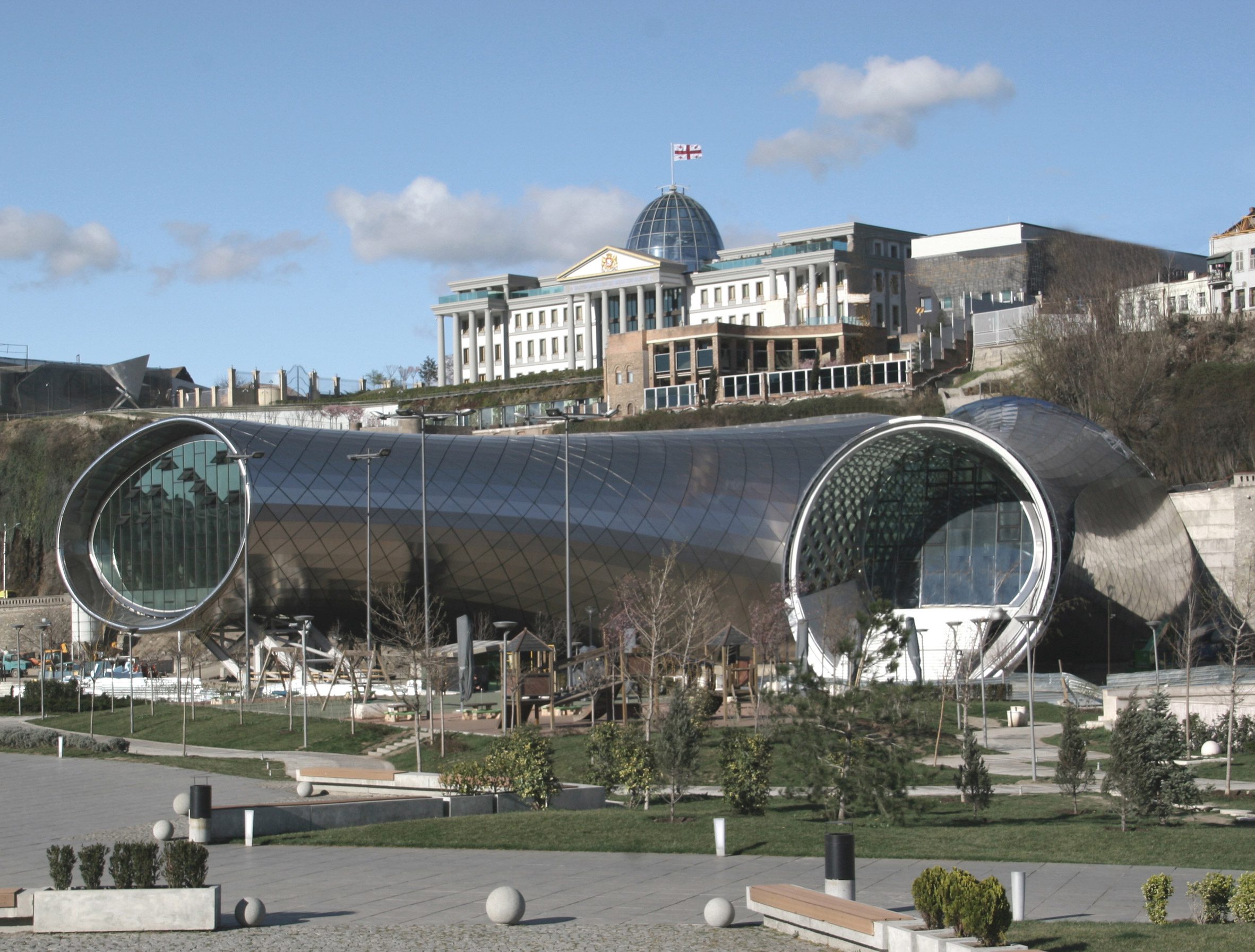 Два трубообразных объёма раскрываются в сторону набережной. Фото: Studio Fuksas